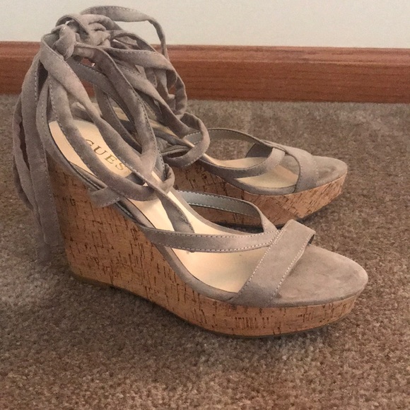 Guess light grey wedges size 6 1/2 - Picture 3 of 6